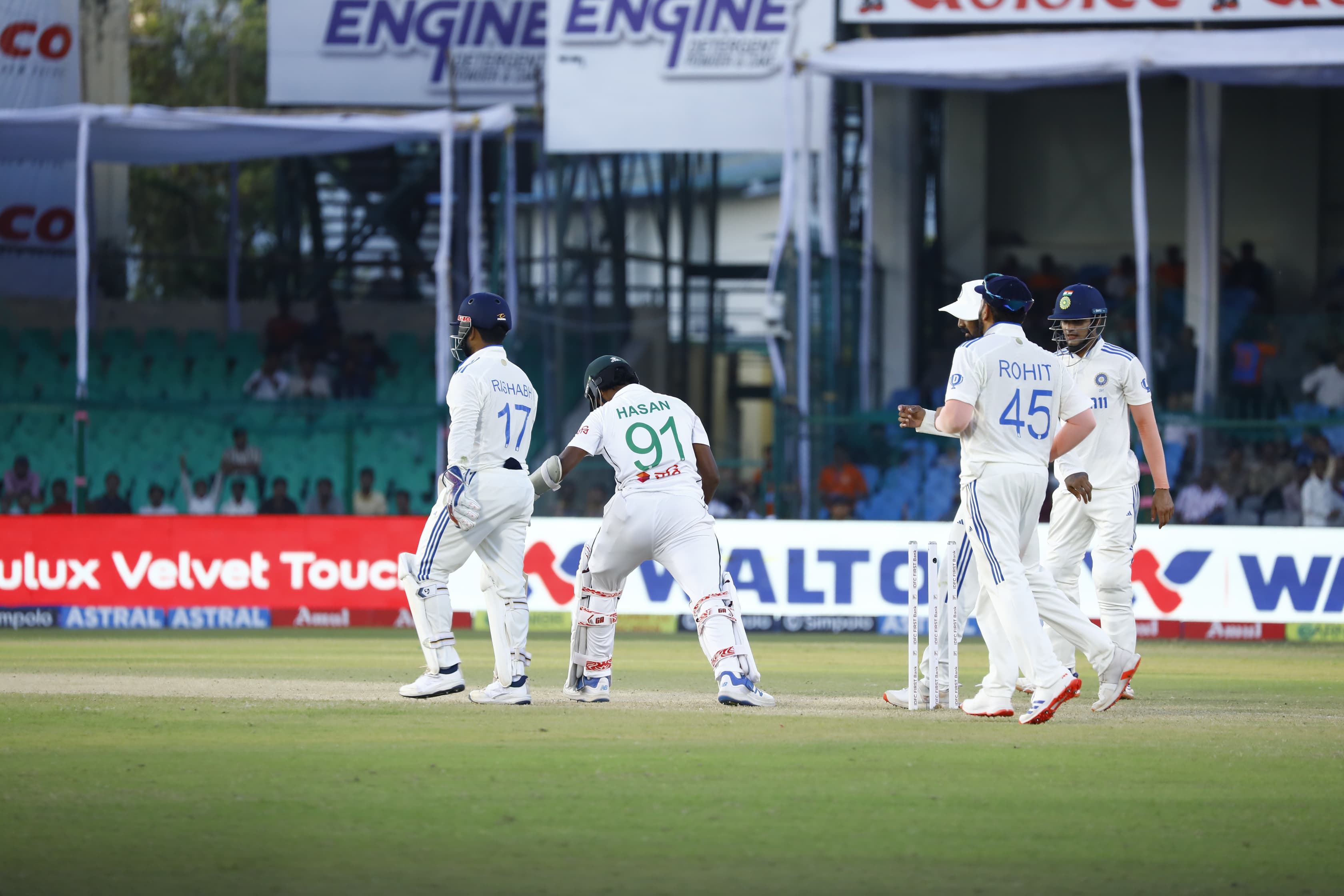 ১৮ উইকেট পতনের দিনে ২৬ রানে পিছিয়ে বাংলাদেশ